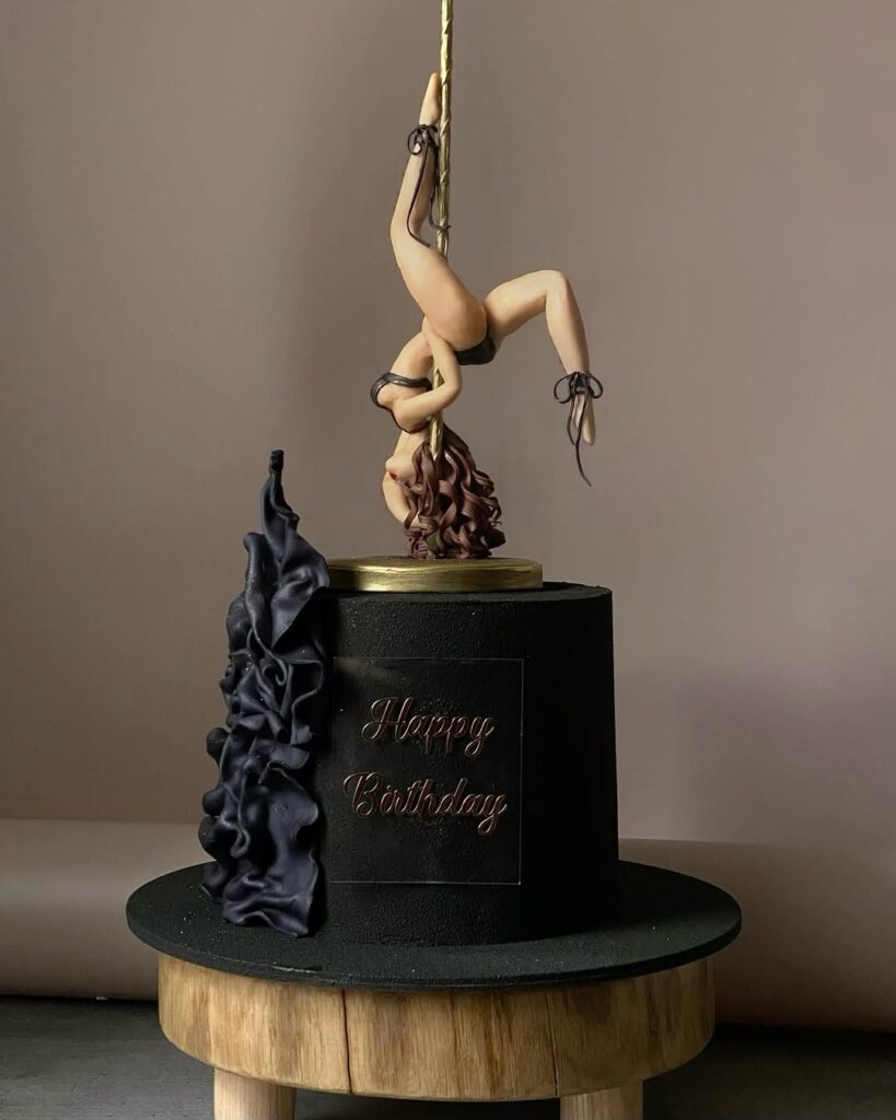 Торт с фигуркой танцовщицы