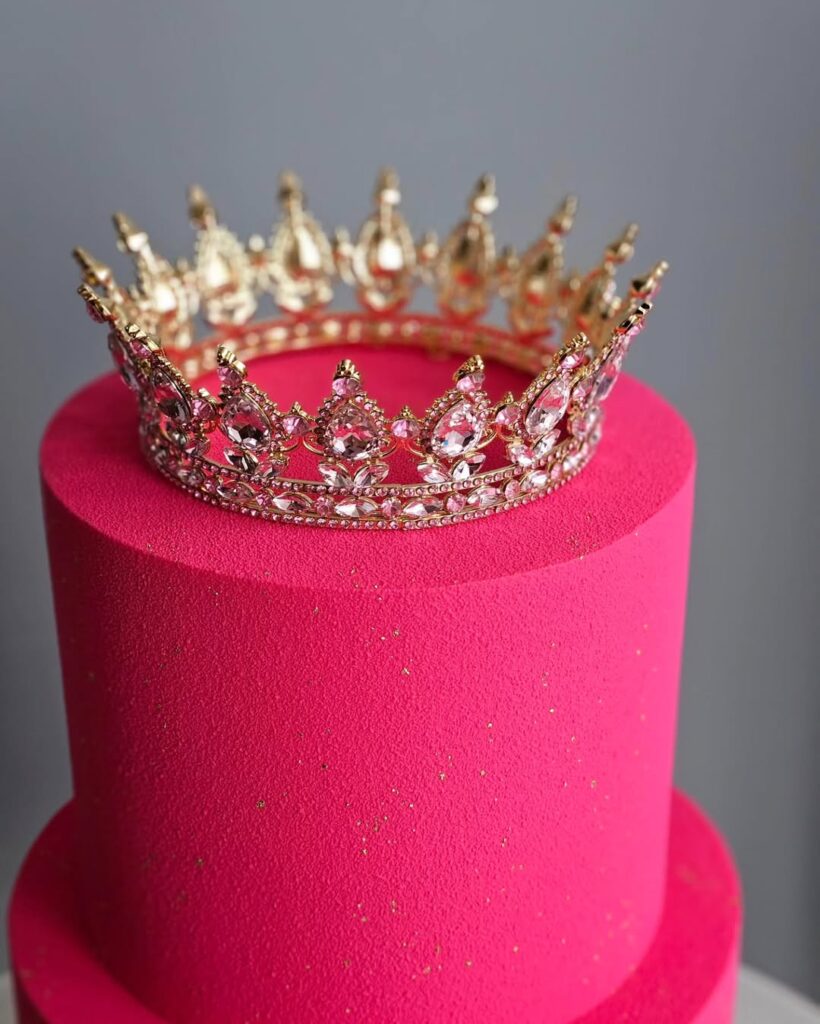 Ярко-розовый торт с короной