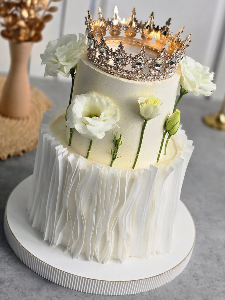 Торт с короной и цветами