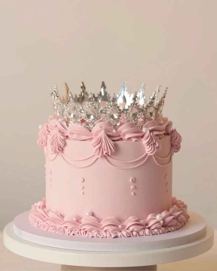 Кремовый торт с короной