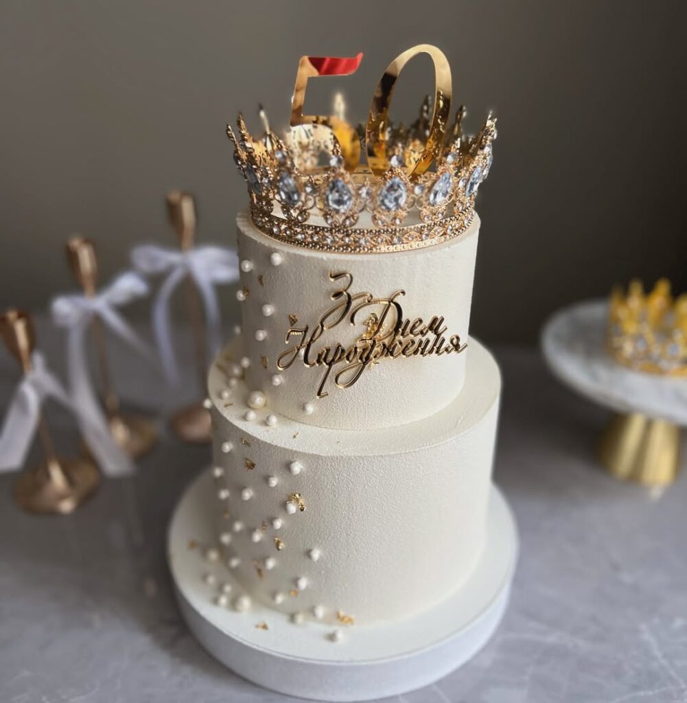 Торт с короной два яруса