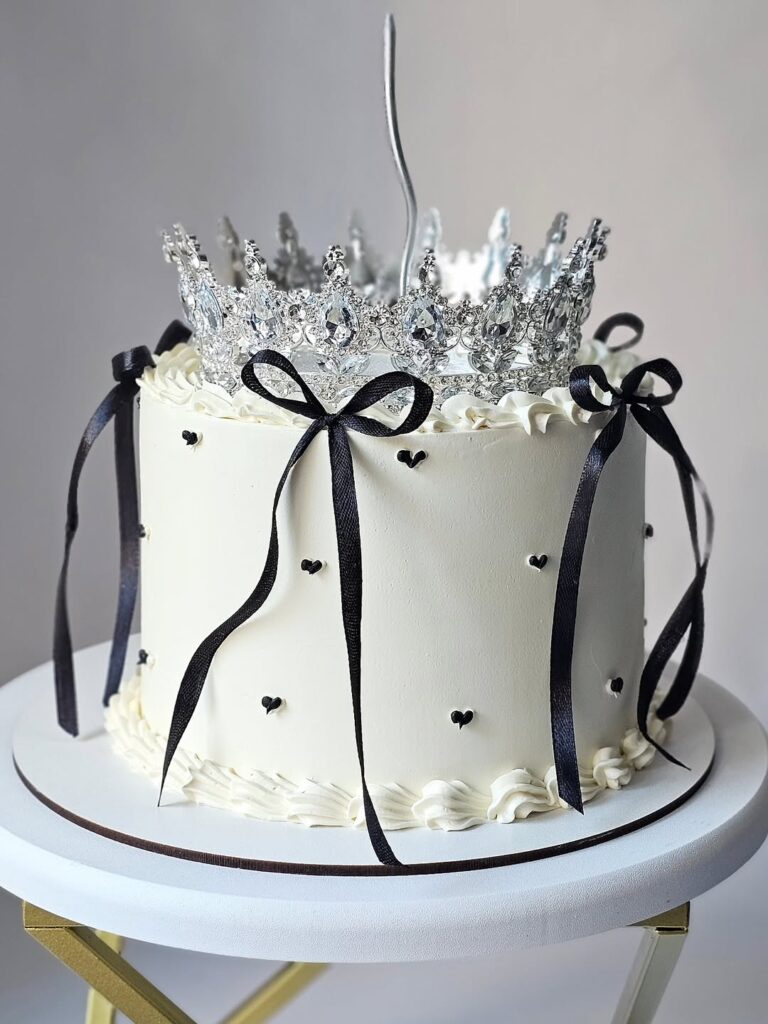Торт с короной и ленточками