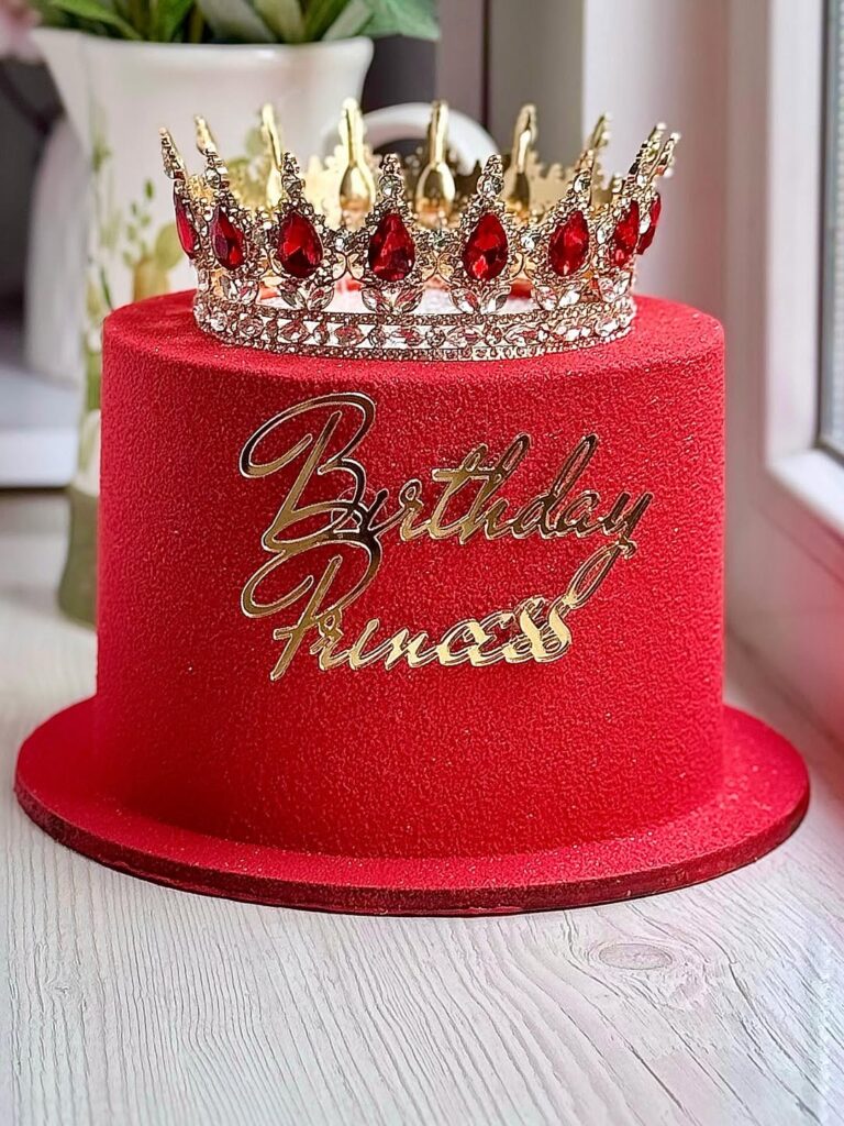 Торт красный с короной
