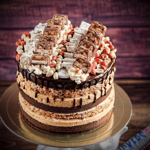 Торт с кусочками сникерс