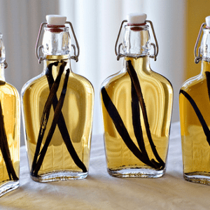 Ванильный экстракт в бутылочках с затычками