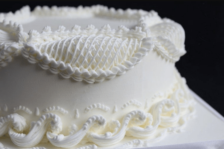 Торт украшенный королевской глазурью